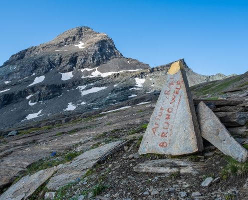 L'accesso al pianoro finale, dove a sinistra svetta il Testa Grigia (3314m)