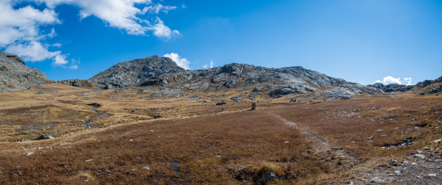 Da sinistra: colle di Loo, punta Lazouney, colle di Lazouney