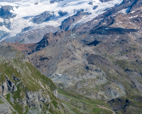 Colle Bettaforca: in alto al centro il rifugio Guide di Ayas