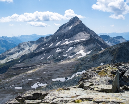 Il Testa Grigia (3314m) sul desolato pianoro. Il sentiero scende verso sinistra