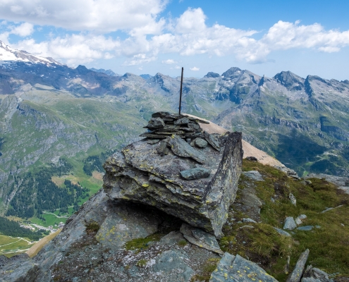 The flagpole that serves as a reference in the ascent from the Piccolo Rothorn to the Rothorn