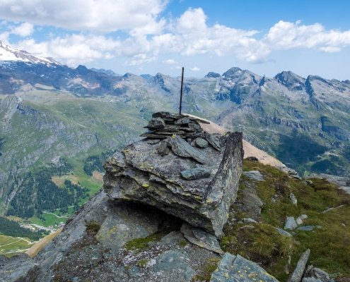 Il pennone che serve da riferimento nella salita dal Piccolo Rothorn al Rothorn