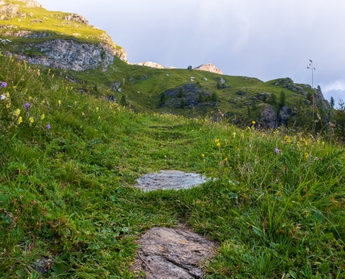 Superato il gradino di valle, il sentiero sale sempre all'aperto