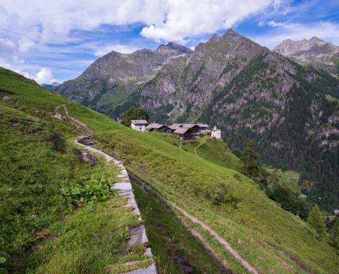 Salendo, il sentiero 5A lascia Alpenzù Grande sulla destra