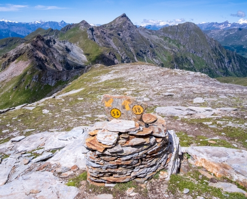 Bivio tra 5A e 5B: in primo piano il Corno Bussola. Lontano a sinistra il Gran Paradiso, a destra il Monte Bianco