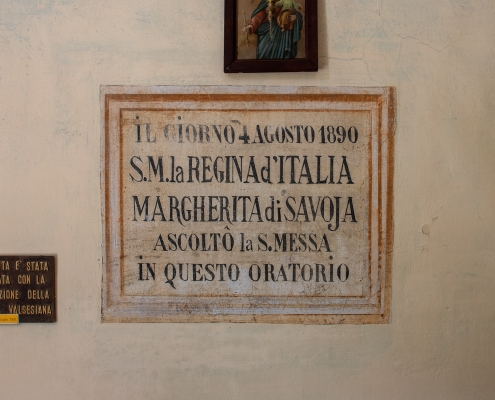 Nella cappella, una targa ricorda la partecipazione della regina nel 1890