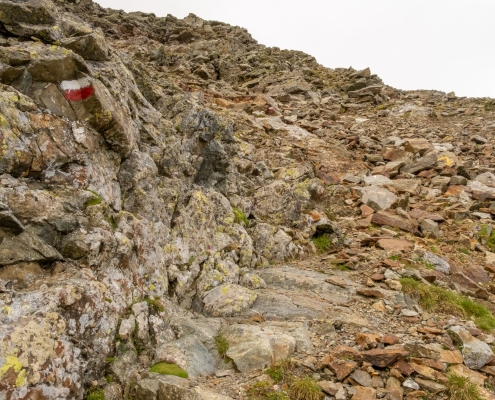 Rocce e sfasciumi salendo verso la bocchetta