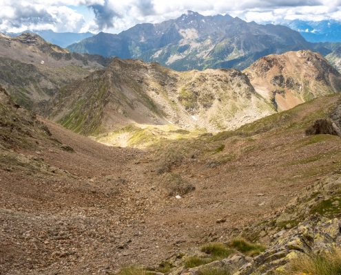 Dalla bocchetta guardando verso il passo di Valdobbiola (giugno 2022)