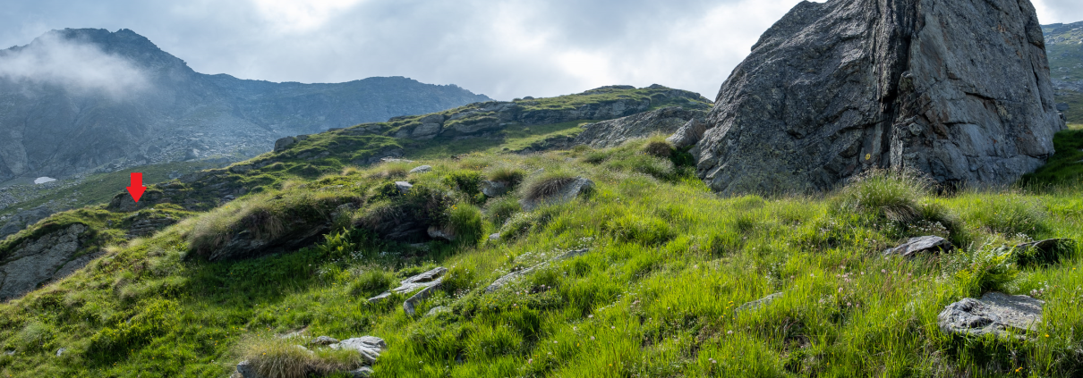 The boulder to be bypassed on the left at 2360m