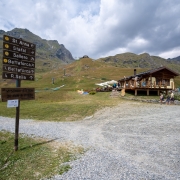 Da Jutz parte la strada sterrata verso il Colle Bettaforca