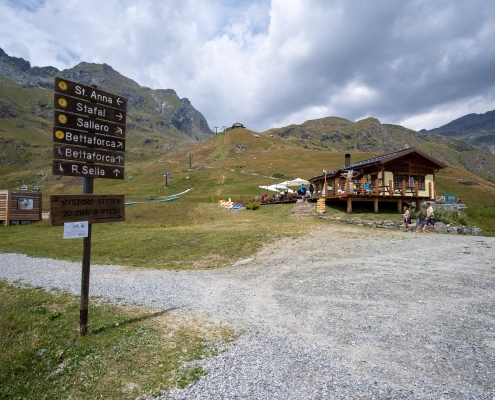 Da Jutz parte la strada sterrata verso il Colle Bettaforca