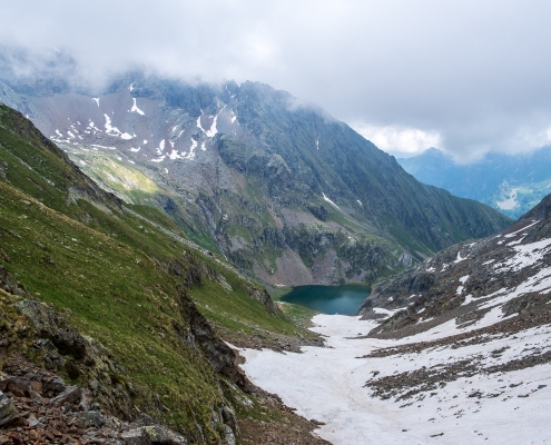 Dal passo, il Lago Bianco sul lato valsesiano