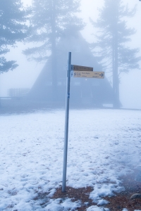 La palina segnavia davanti al rifugio