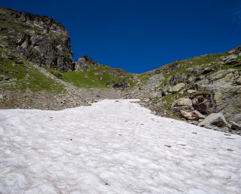 The snowfield. At the end of the snowfield, the trail ascends to the right