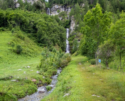 L'imbocco del sentiero che sale verso Alpenzu Grande, poco sopra il parcheggio