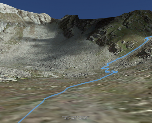 A 2590m, il canalino in primo piano che sale verso destra porta al Passo