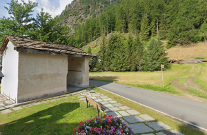 Da Google Maps: la palina gialla segnavia di fronte alla cappella bianca