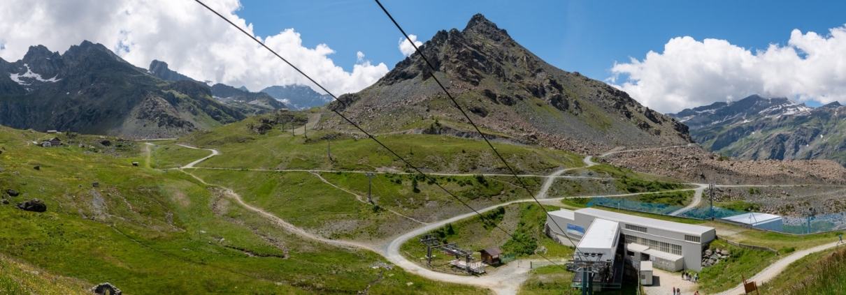 Overview toward Seehore Mountain, 2515m: Gabiet hut is visible on the far left