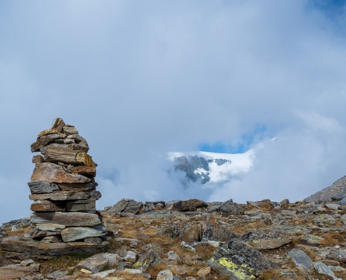 The giant cairn of the upper Bettolina Pass