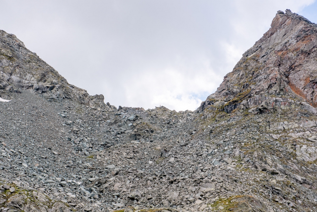 Dal passo di Rothorn, il Bloabhòre (a destra) e la sella (2852m) che lo collega al Rothorn (a sinistra)