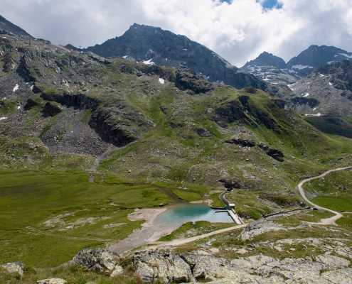 La diga vista dall'alto del sentiero 7B, il sentiero vi arriva da destra