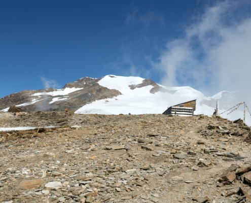 Il pianoro del rifugio come appare appena terminato il sentiero di accesso