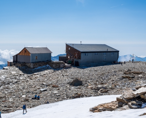 Il vecchio ed il nuovo rifugio Quintino Sella dal retro