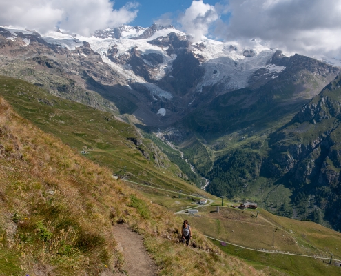 Alle spalle del sentiero la vista sul Monte Rosa