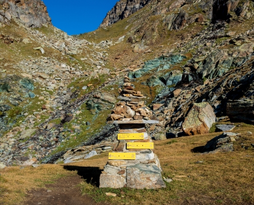 At this junction, trail 6B continues straight in the direction of Salza Hill, trail 6A continues to the right in the direction of Mantua refuge