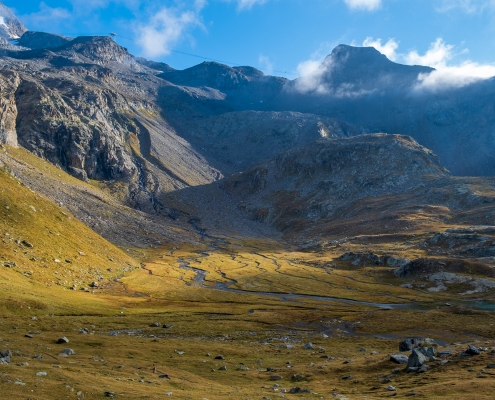 Vallone verso il ghiacciaio di Indren, in alto a destra lo Stolembeerg