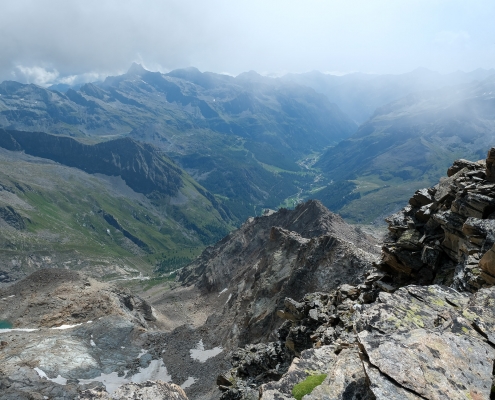 La Trinité visibile in lontananza salendo verso il rifugio