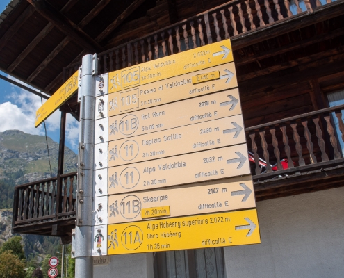 La palina con le indicazioni per i vari sentieri che partono da Valdobbia