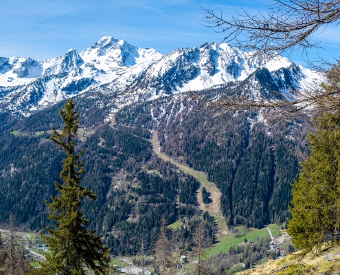 La pista Weismatten e, da sinistra, Mont Nery, Taf, Taille e Rena