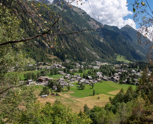 La vista su Gressoney Saint Jean salendo lungo il sentiero 4