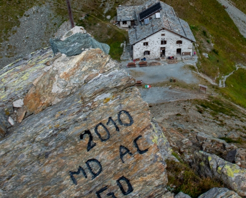 La piccola croce in ferro che domina dall'alto il rifugio