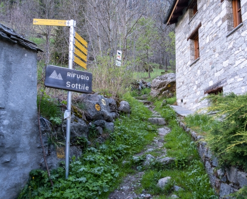 The entrance to the trail, at the end of the cobblestone road.