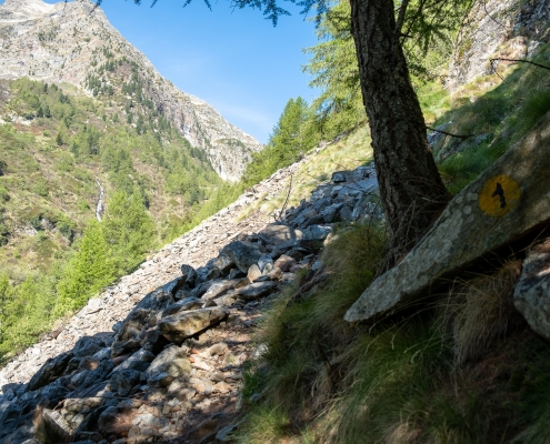 La prima grossa pietraia (1670m) che si incontra dopo il tratto nel bosco