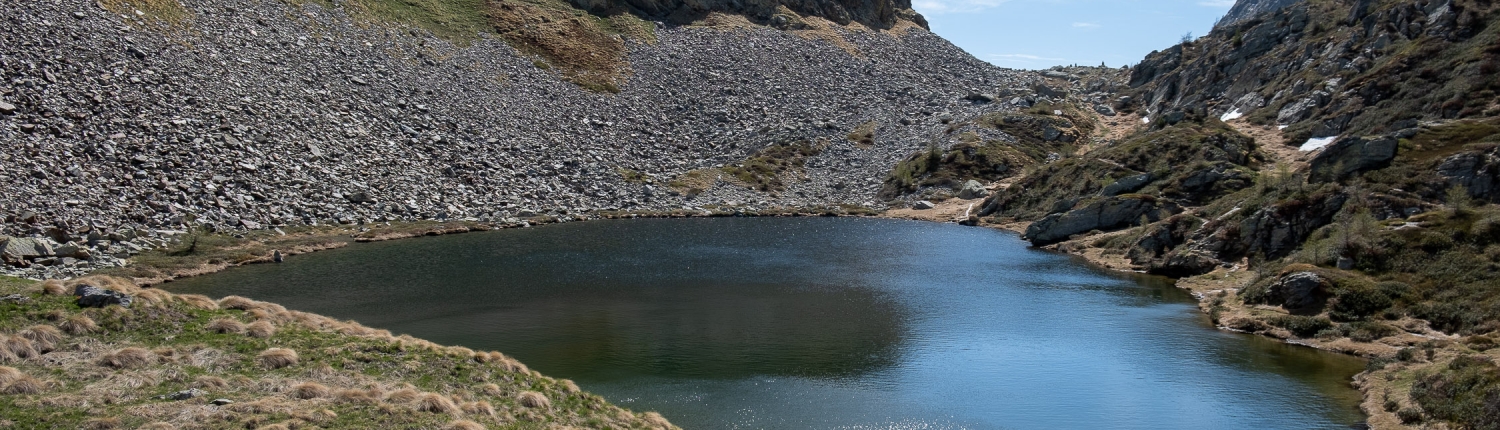 Il lago superiore di Frudière, con il Colle di Frudière alle spalle, il 21 maggio 2022