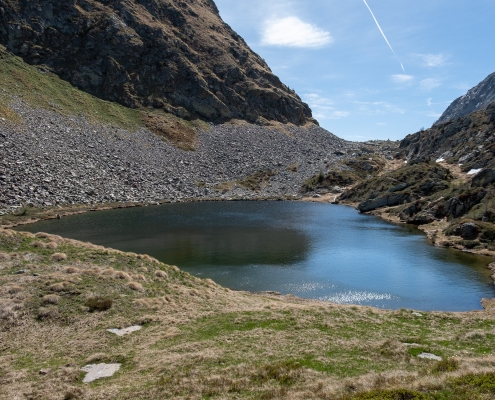 Il lago superiore di Frudière, con il Colle di Frudière alle spalle, il 21 maggio 2022