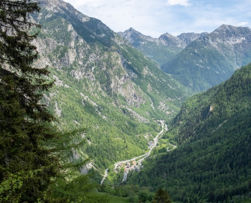 Lungo il sentiero una finestra sulla bassa valle