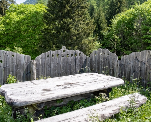 The beautiful carvings along Axelbode's fence.