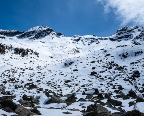 La conca sopra l'alpe Bronne che porta verso il Corno Rosso