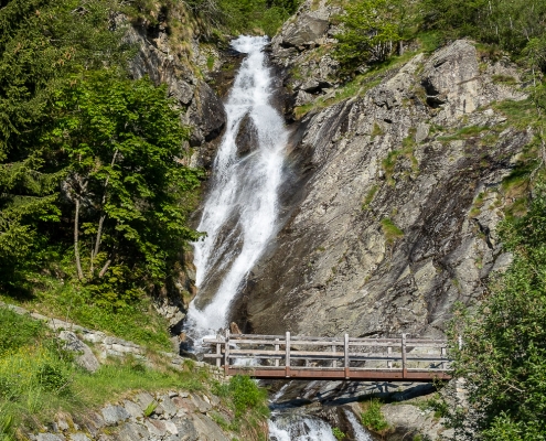 La cascata Staller, il sentiero parte pochi metri a destra