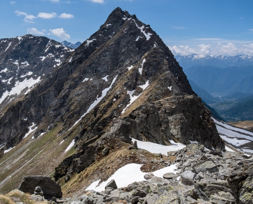 Il passo della Bocchetta, dall'alto della pietraia soprastante