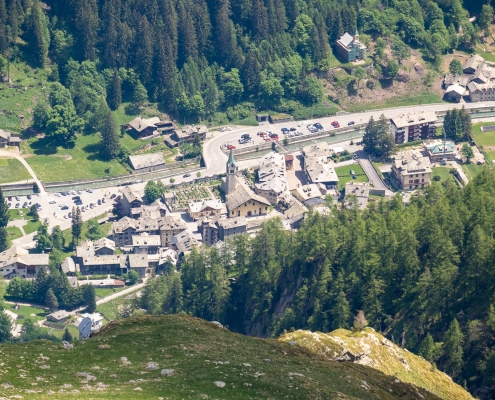 Zoom from Punta Valnera on the center of Gressoney-Saint-Jean