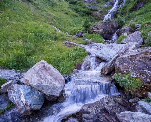 At 1960m, two streams are forded.