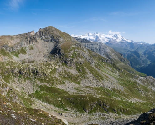 A notch along the ridge provides a view of the parallel Valfredda and Corno Vitello