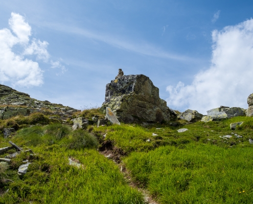 The large boulder preceding the arrival at Valnera Pass.