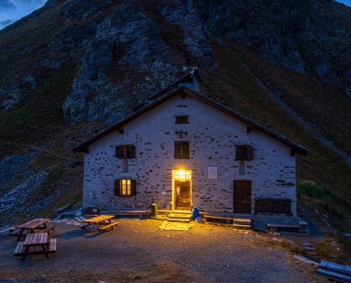 Il rifugio dopo il tramonto
