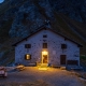 Il rifugio dopo il tramonto